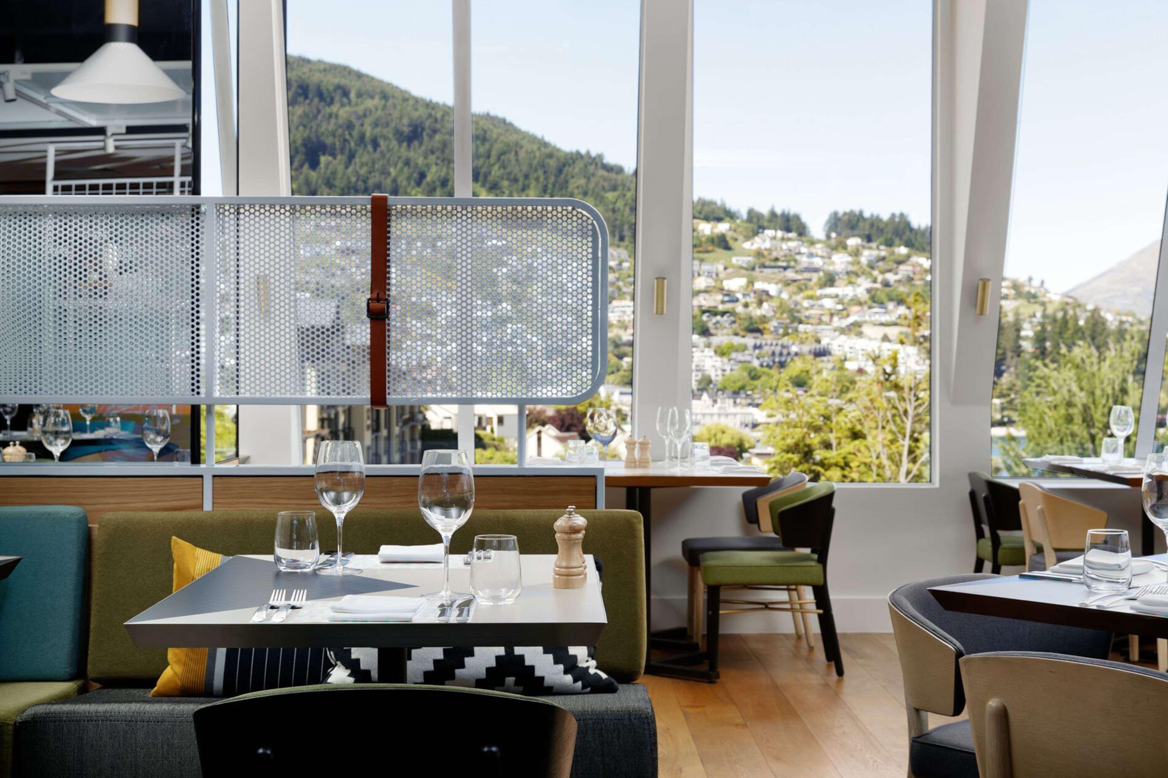 Qt Queenstown Exterior photo Restaurant